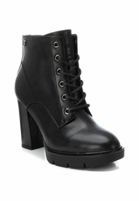 Botín negro de cuero hasta el tobillo con un tacón grueso, punta redonda y cordones en la parte delantera. Presenta ojales plateados y un acabado texturizado en la parte superior.