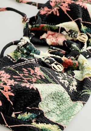 Zwart bikini-top met bloemenprint van textuurstof, met accenten in roze, groen en crème. De hardware omvat een gouden sluiting.