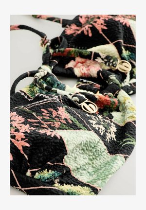 Melnā ziedu raksta bikini tops ar fakturētu audumu, kurā ir rozā, zaļi un krēmkrāsas akcenti. Aprīkojumā ir zelta sprādze.