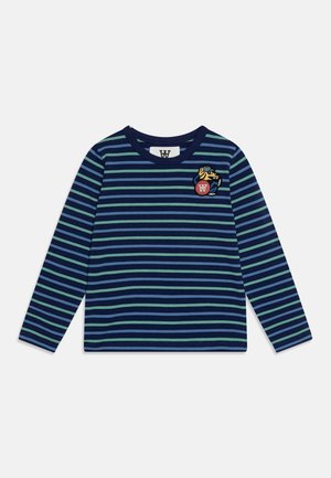 Chemise bleu marine à manches longues pour enfant avec des rayures vertes et une petite broderie représentant un chien de dessin animé tenant une balle rouge sur la poitrine.