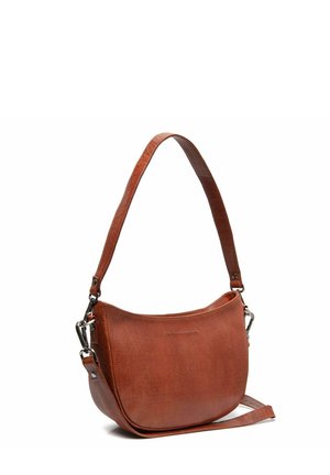 Braune Leder-Schultertasche mit geschwungener Form, ausgestattet mit einem einzigen verstellbaren Trageriemen und silberfarbenen Beschlägen. Glatte Textur, minimaler Markenaufdruck.