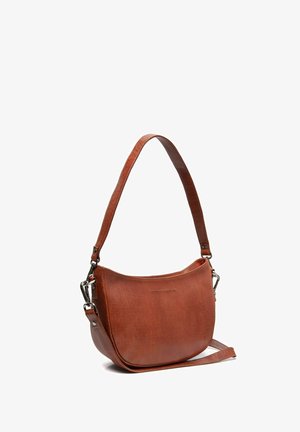 Braune Leder-Schultertasche mit geschwungener Form, ausgestattet mit einem einzigen verstellbaren Trageriemen und silberfarbenen Beschlägen. Glatte Textur, minimaler Markenaufdruck.