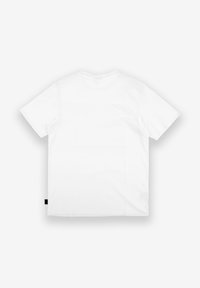 Biała bawełniana koszulka z krótkim rękawem, klasycznym okrągłym dekoltem i minimalnymi detalami szycia. Gładki tył z małą czarną metką przy dolnym szwie.