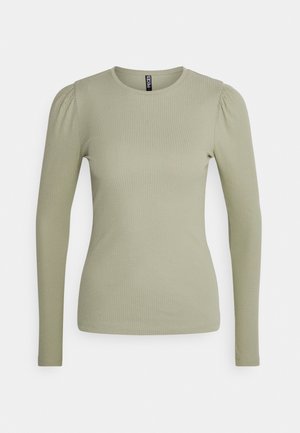 Langarm ribgebreid top in licht saliegroen met opgeblazen schouders en ronde halslijn, label met de naam "Pieces".