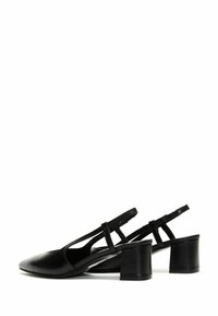 Talons slingbacks noirs en cuir lisse, présentant un bout pointu, des straps croisés et un design de talon carré.
