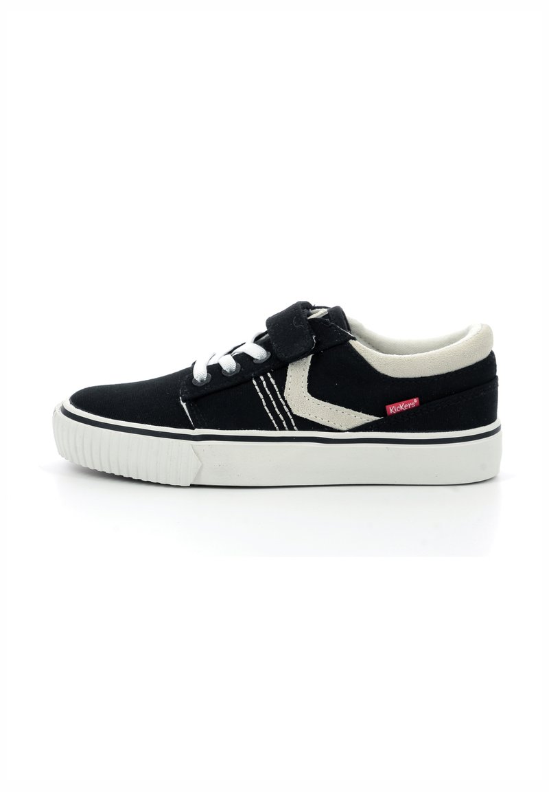 Zapatillas de lona negras con suela de goma blanca y cordones. Presentan una correa de Velcro y un elemento de diseño en beige a contraste en el costado.