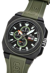 Orologio cronografo Lotus con quadrante nero, accenti verdi e bracciale in gomma. Presenta tre cronografi, indicazione della data e un bracciale texturizzato.