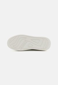 Thumbnail Image 4