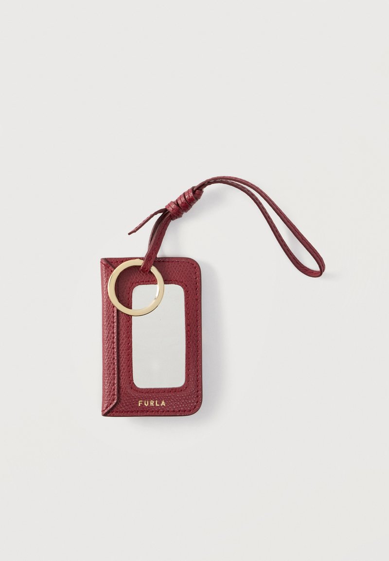 Porte-cartes en cuir bordeaux avec fenêtre d'identification transparente, porte-clés doré et boucle en cuir assortie.
