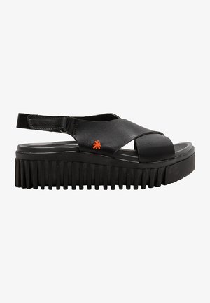 Sandale à plateforme en cuir noir avec des sangles croisées, une sangle arrière ajustable et une semelle en caoutchouc noir texturée. Présente un petit emblème orange.