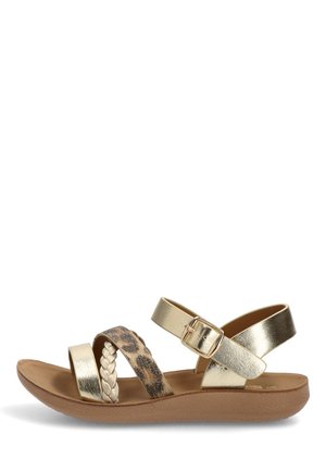 Sandalia dorada con tiras de texturas múltiples, incluyendo metálicas, trenzadas y estampado de leopardo, con cierre de hebilla y suela acolchada.