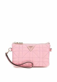 Pochette matelassée rose avec fermeture éclair, dotée d'un logo métallique triangulaire et d'une sangle de poignet détachable. Texture lisse et design compact.