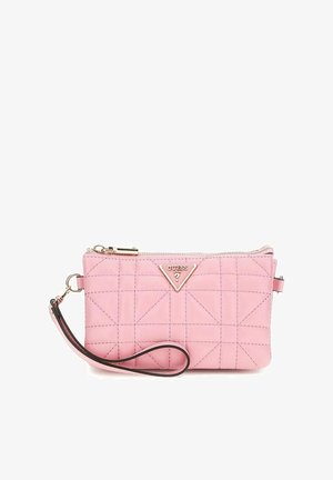Pochette matelassée rose avec fermeture éclair, dotée d'un logo métallique triangulaire et d'une sangle de poignet détachable. Texture lisse et design compact.
