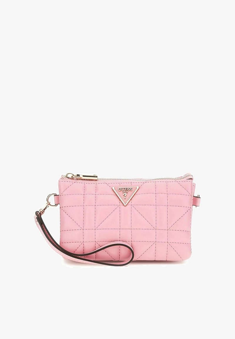 Pochette matelassée rose avec fermeture éclair, dotée d'un logo métallique triangulaire et d'une sangle de poignet détachable. Texture lisse et design compact.