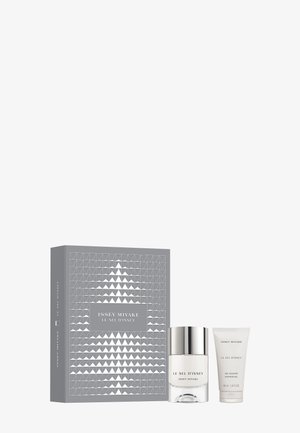 Coffret cadeau avec flacon de parfum Issey Miyake Le Sel D'Issey et tube de gel douche de 50 ml à côté d'une boîte grise avec un motif géométrique triangulaire blanc.