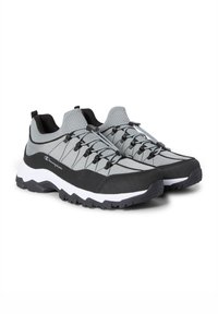 Scarpe da ginnastica grigie e nere con tomaia in mesh, suola in gomma, lacci elastici e punta rinforzata. Presenta il logo sul lato.