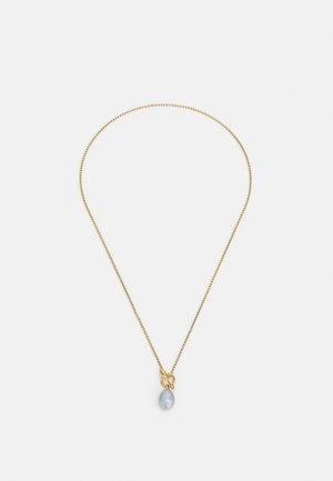 Collier chaîne en or avec un pendentif perle gris clair unique sur fond blanc uni.