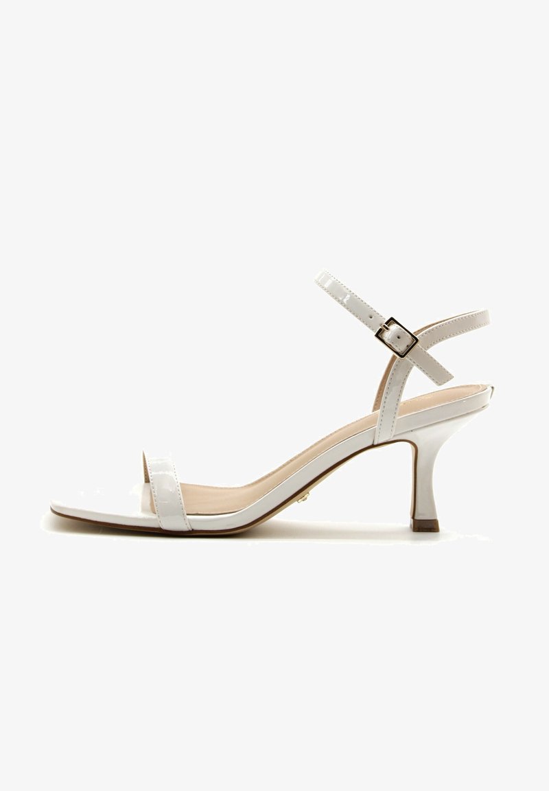 Sandale blanche pour femme à bout ouvert, petit talon kitten bas et bride de cheville réglable avec boucle.