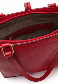 Rote Lederhandtasche mit strukturierter Oberfläche, geöffneter Reißverschluss zeigt beiges Innenfutter und eine Innentasche mit Reißverschluss, zwei Griffe mit goldfarbenen Beschlägen.