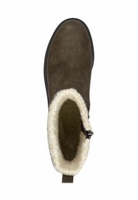 Hnědé semišové kotníkové boty s měkkou krémovou fleecovou podšívkou a strukturovanou podrážkou. Mají boční zip a plochý podpatek pro stabilitu.