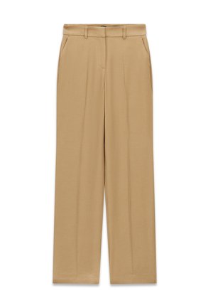 Pantalon beige sur mesure avec passants pour ceinture, poches latérales, pli devant et coupe droite.