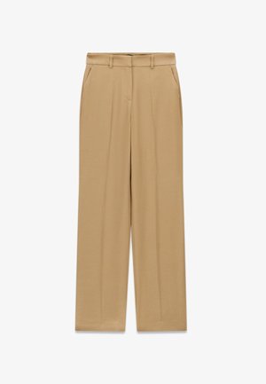 Pantalon beige sur mesure avec passants pour ceinture, poches latérales, pli devant et coupe droite.