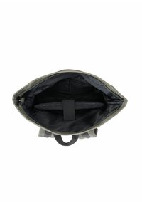 Otwarty szary plecak, pokazujący przestronną czarną wnętrze z wyściełanym miejscem na laptopa zabezpieczonym czarnym paskiem.