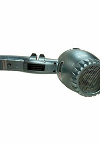 Föhn met een glanzende zilveren afwerking, ronde behuizing, rooster aan de voorkant en een gestructureerde mondstuk. Voorzien van twee bedieningsknoppen op het handvat.