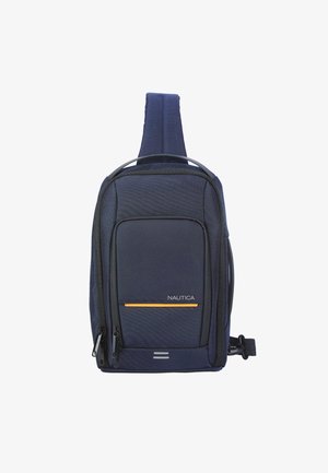Zaino a fascia Nautica blu navy con tasca frontale con zip, tracolla regolabile e linea di accento arancione su uno sfondo bianco semplice.