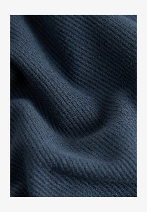 Tamno plavi teksturirani materijal s finim rebrastim uzorkom, koji pokazuje mekan, fleksibilan pad i blagi sjaj. Akcenti pružaju vizualnu dubinu i dimenziju.