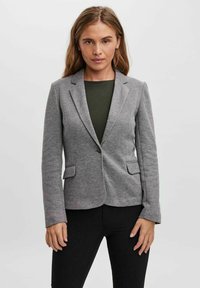 Šedý blazer z texturované látky, s přiléhavým střihem, klopovými límci, dvěma předními kapsami a zapínáním na jeden knoflík.