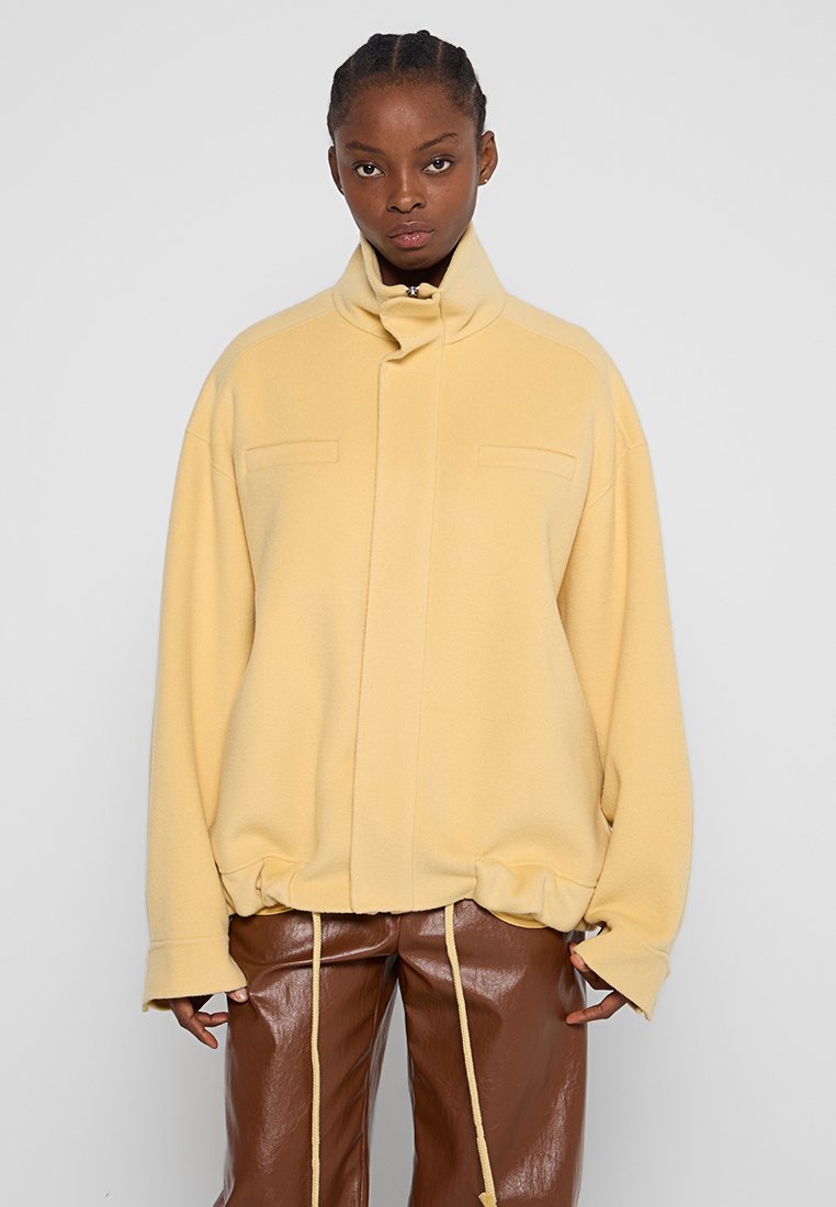 Nanushka Lichte jas geel
