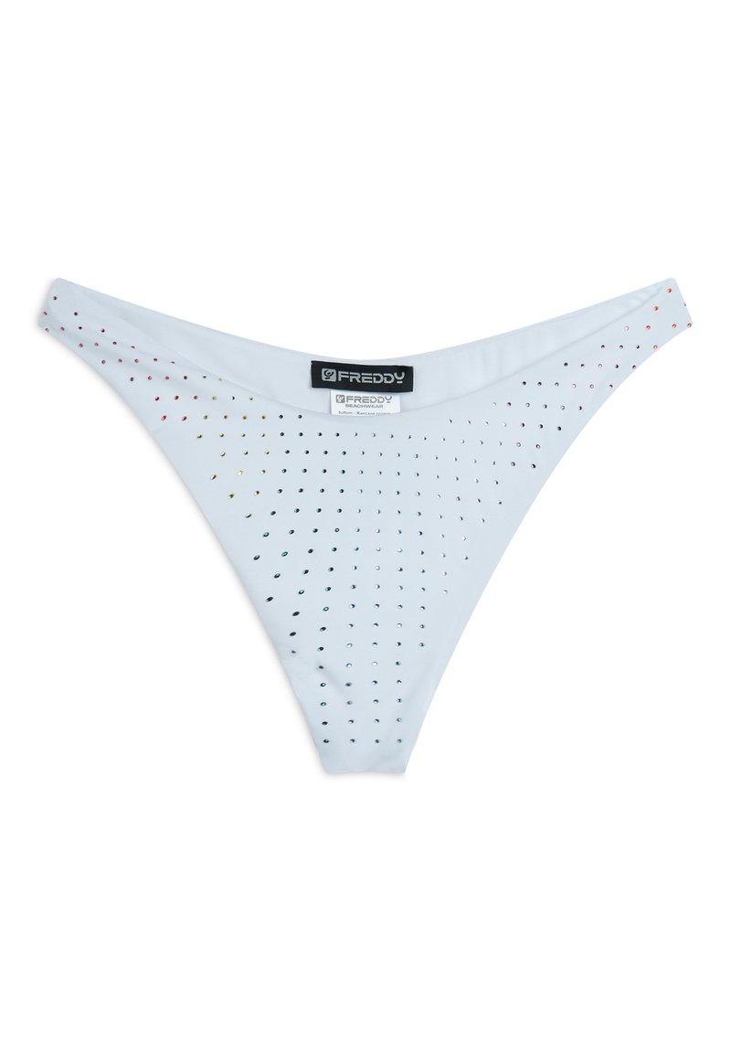 Vaaleansininen stringi, joka on valmistettu kankaasta ja jossa on pieniä reikiä sisältävä kuvio. Reunoilla on ripoteltuina värikkäitä strasseja.