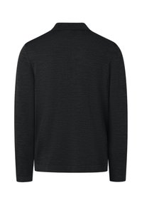 Svart långärmad polotröja i texturerat material, med en klassisk krage och rena linjer utan synliga logotyper eller detaljer.