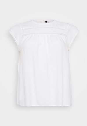 Hvit bluse med korte cap-ermer, med delikat blonder langs utringningen og brystet, laget av lett stoff.