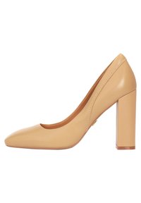 Escarpin en cuir beige à talon haut, à bout pointu, texture lisse, grand talon bloc, design minimaliste avec un subtil détail de surpiqûre.