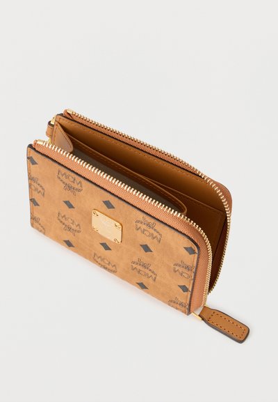 Καφέ πορτοφόλι με φερμουάρ από επικαλυμμένο καμβά με μαύρο μοτίβο λογότυπου, χρυσούς μεταλλικούς εξαρτήματα και δερμάτινες λεπτομέρειες. Το εσωτερικό διαθέτει πολλαπλές θήκες.