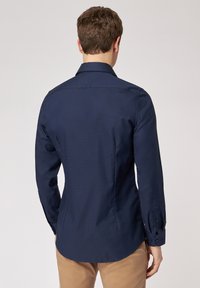 ROY ROBSON SLIM FIT MIT LEICHTER STRUKTUR - Zakelijk overhemd - dunkelblau