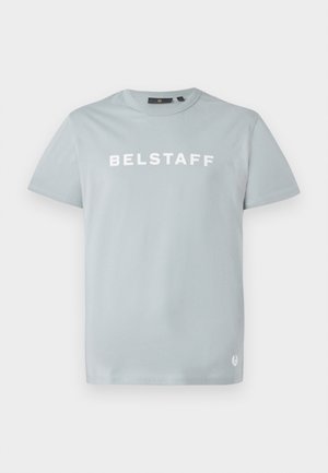 Tricou din bumbac gri deschis, cu textul "BELSTAFF" în alb pe față. Mâneci scurte, guler rotund și un mic logo la tiv.