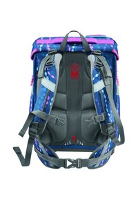 Vue arrière d'un sac à dos coloré avec un motif bleu et violet, des bretelles rembourrées, des accents gris et des boucles ajustables.