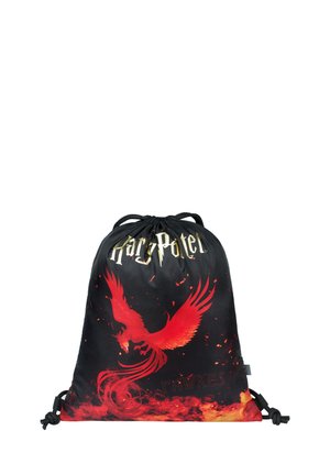 Worek na sznurku z czarnym tłem, graficznym wizerunkiem czerwonego feniksa oraz tekstem "Harry Potter" napisanym pogrubioną, złotą czcionką.
