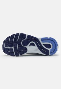 Schoenzool met een gestructureerd blauw en zwart rubber, met verschillende patronen voor grip en een centrale groef voor flexibiliteit.