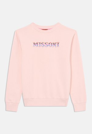 Sweatshirt rosa claro com punhos e bainha canelados, apresentando o texto "MISS SONI" em padrão zigzag multicolorido ao centro. Textura suave.