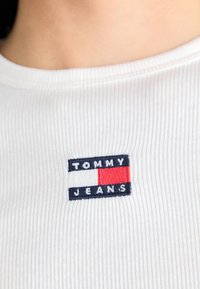 Tommy Jeans SLIM BADGE TEE - Long sleeved top - ecru