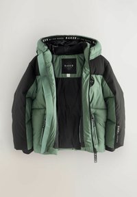 Padded Jacke mit schwarzem und grünem Farbschema, Kapuze und zwei Seitentaschen. Das Material wirkt glatt mit einer glänzenden Oberfläche.