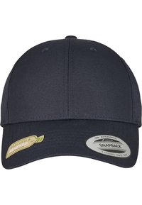 Sötétkék snapback sapka sima anyagból; lapos karimával, szemlátásos varrással és márkajelzésekkel az elején és az oldalán.