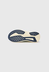 De zool van de schoen heeft een flexibele rubberen ontwerp, overwegend marineblauw met crèmewitte accenten, en een gestructureerd patroon voor grip en houvast.