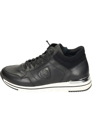 Czarny skórzany sneaker z wysoką cholewką, sznurowany z przodu, z wyściółką na kołnierzu i białą gumową podeszwą z czarnym paskiem i metalowym detalem na pięcie.