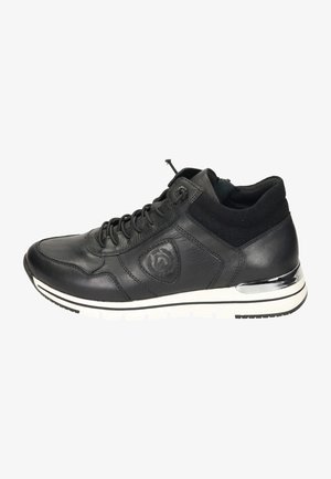 Basket montante en cuir noir avec laçage sur l’avant, col rembourré et semelle en caoutchouc blanche avec bande noire et détail métallique au talon.
