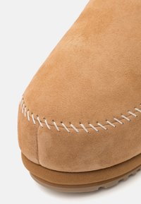 UGG ANDERS - Scarpe senza lacci - chestnut